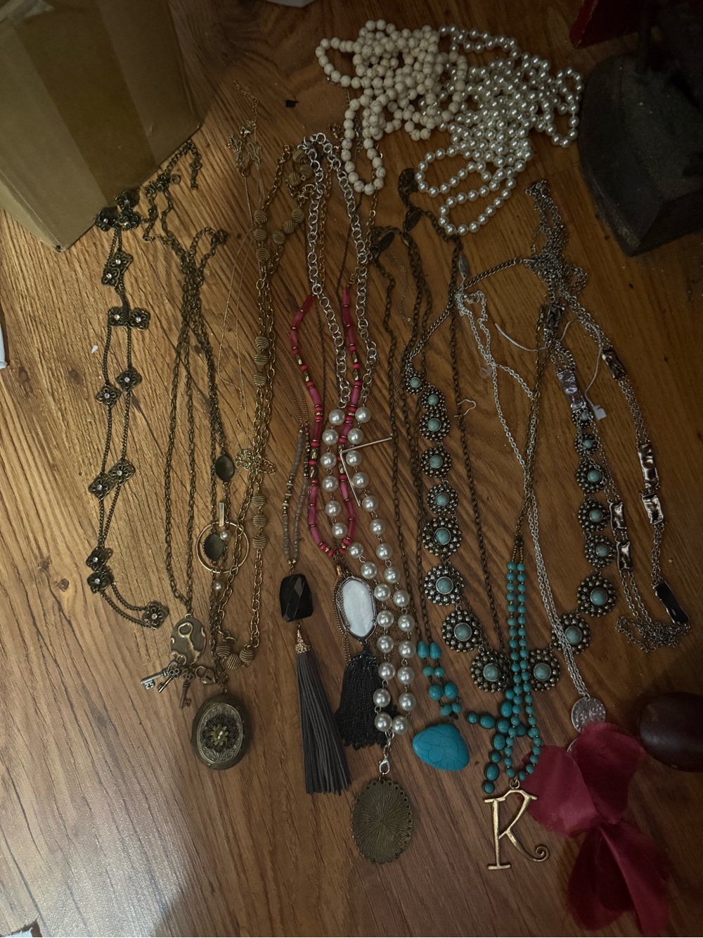 Various women’s necklaces 47 total